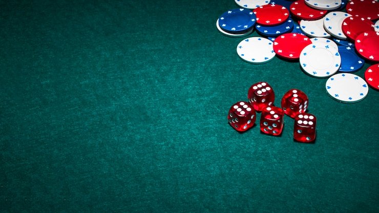 Pengguna meninjau pengaturan keamanan akun pada perangkat mobile untuk mencegah akses tidak sah